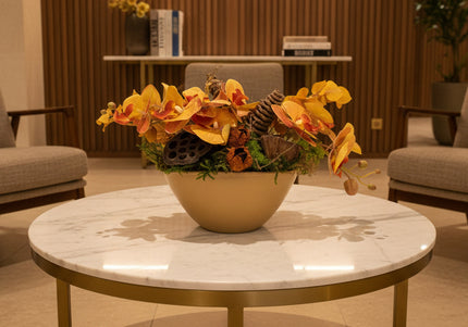 Aranjament Floral „Golden Orchid” în Vas Ceramic – Compoziție cu Orhidee Galbene, Licheni și Elemente Naturale Conservate