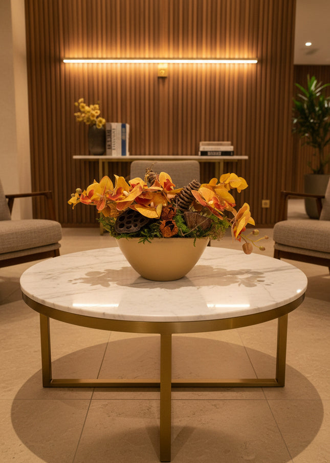 Aranjament Floral „Golden Orchid” în Vas Ceramic – Compoziție cu Orhidee Galbene, Licheni și Elemente Naturale Conservate