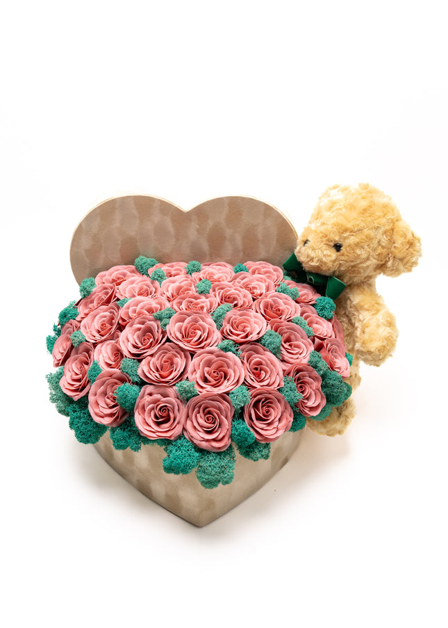 Aranjament Inimă Bej cu 41 Trandafiri Imperiali Roz Prăfuit & Ursulet