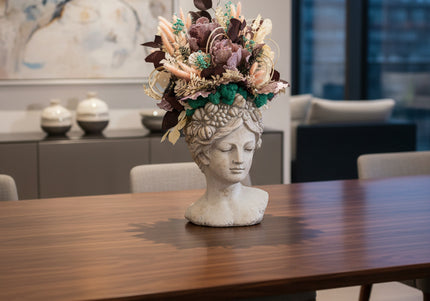 Aranjament floral „Mystic Bloom” în bust sculptural – flori uscate, eucalipt și accente turcoaz