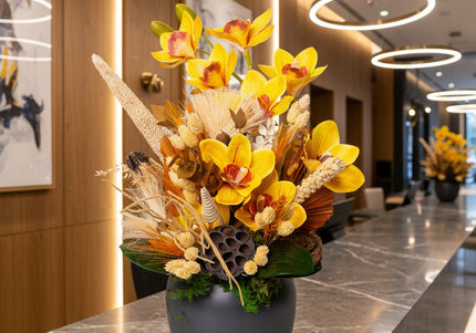Aranjament floral „Amber Bloom” în vas ceramic – orhidee galbene și accente naturale