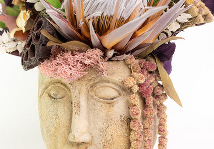 Aranjament Floral „Terra Muse” în Bust Sculptural – Creație Handmade cu Protea King Gold, Eucalipt Arămiu și Accente Moss Green