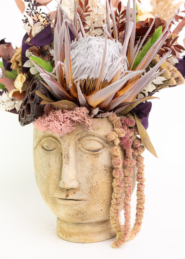 Aranjament Floral „Terra Muse” în Bust Sculptural – Creație Handmade cu Protea King Gold, Eucalipt Arămiu și Accente Moss Green