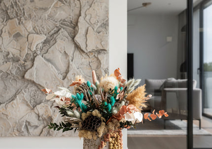 Aranjament Floral „Emerald & Earth” în Vază Ceramică Înaltă – Decor Premium cu Protea, Eucalipt Arămiu și Accente Turcoaz