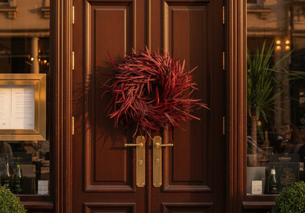 Coroniță Decorativă Handmade „Crimson Breeze” – Aranjament Circular din Eucalipt Roșu Burgund