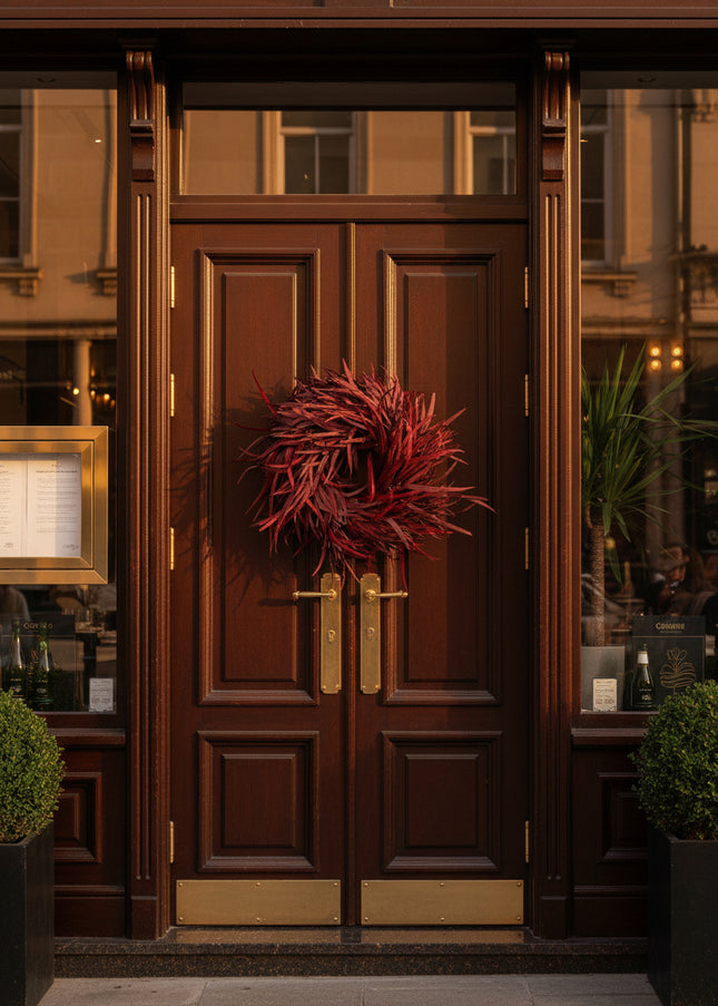 Coroniță Decorativă Handmade „Crimson Breeze” – Aranjament Circular din Eucalipt Roșu Burgund