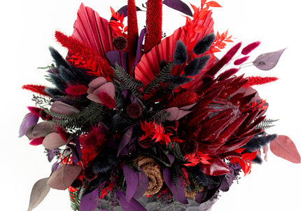 Aranjament Floral „Crimson Night” în Vas Negru Texturat – Compoziție Luxury cu Protea King, Plante Criogenate și Accente Gotic-Chic