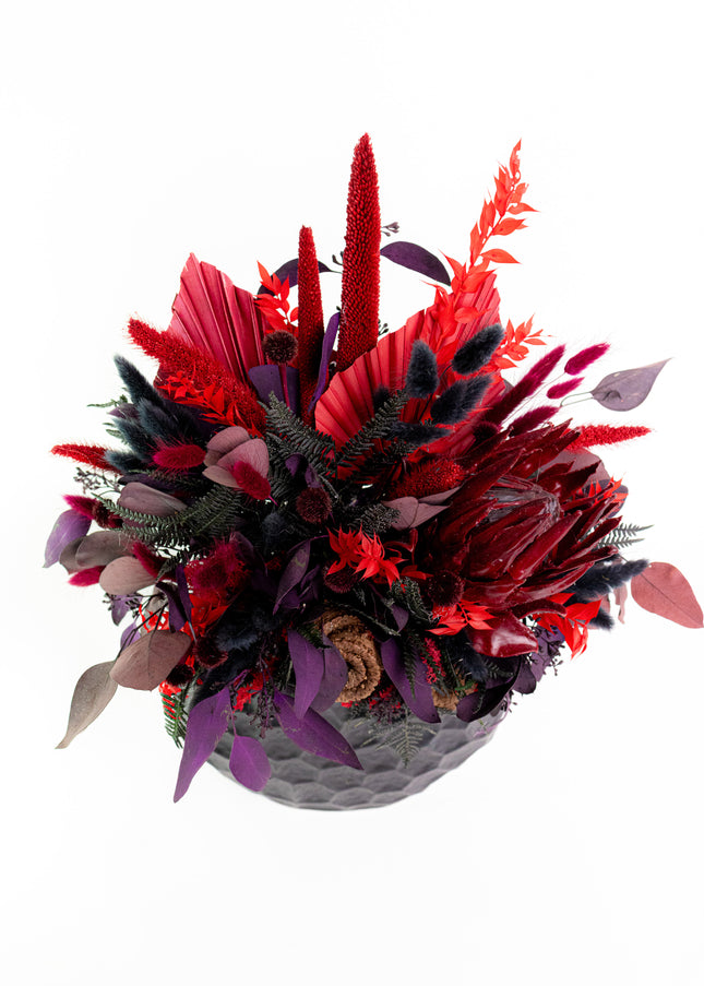 Aranjament Floral „Crimson Night” în Vas Negru Texturat – Compoziție Luxury cu Protea King, Plante Criogenate și Accente Gotic-Chic