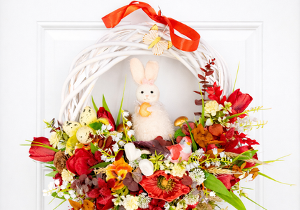 Coroniță florală de Paște „Easter Nest” – decor festiv cu iepuraș, flori și accente naturale