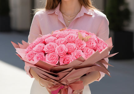 Buchet Gigant "Pink Sparkle" cu 99 Trandafiri și Fluturi