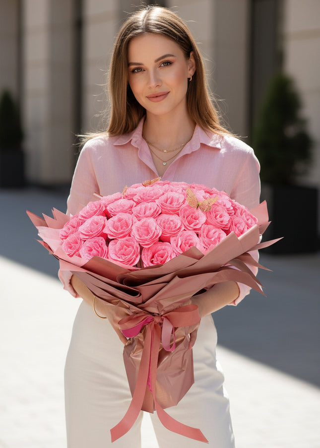 Buchet Gigant "Pink Sparkle" cu 99 Trandafiri și Fluturi