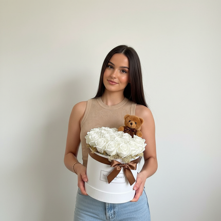 Aranjament Lux Trandafiri Săpun Albi și Ursulet Catifea