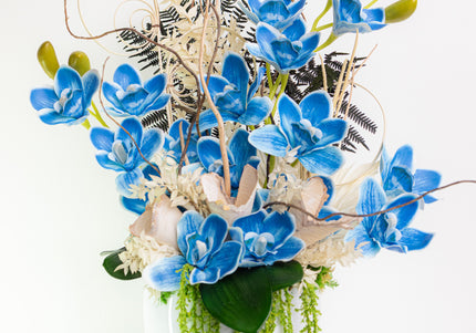 Aranjament Floral „Azure Dream” în Vas Alb – Compoziție Handmade cu Orhidee Albastre, Plante Curzătoare și Accente Boeme