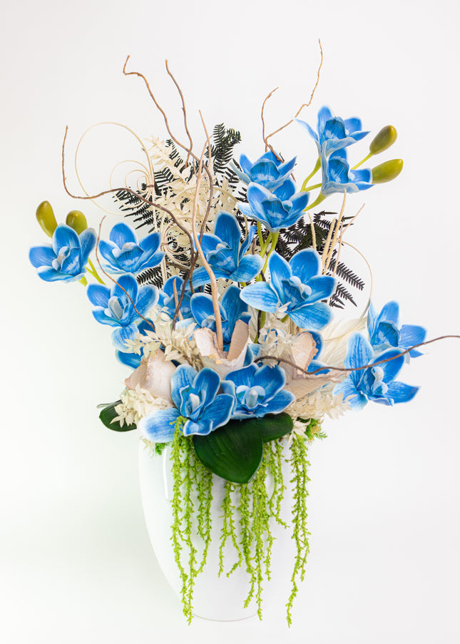 Aranjament Floral „Azure Dream” în Vas Alb – Compoziție Handmade cu Orhidee Albastre, Plante Curzătoare și Accente Boeme