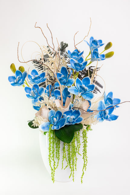 Aranjament Floral „Azure Dream” în Vas Alb – Compoziție Handmade cu Orhidee Albastre, Plante Curzătoare și Accente Boeme