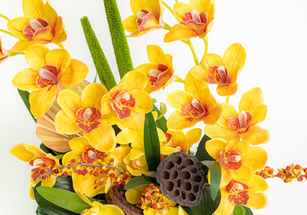 Aranjament Floral „Solar Orchid” în Vas Ceramic Negru – Decor de Lux cu Orhidee Galbene, Ilex și Accente Botanice Exotice
