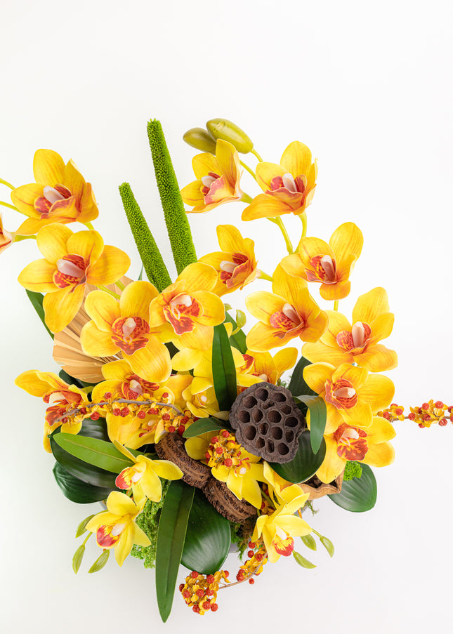 Aranjament Floral „Solar Orchid” în Vas Ceramic Negru – Decor de Lux cu Orhidee Galbene, Ilex și Accente Botanice Exotice