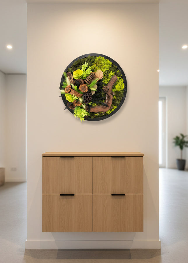 Tablou Biophilic Circular „Emerald Orb” – Panou Decorativ Handmade cu Mușchi, Licheni și Relief de Pădure
