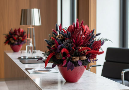 Aranjament Floral „Scarlet Royalty” în Vas Bordo – Compoziție Luxury cu Protea King, Evantai Palmier și Accente Negru Abis