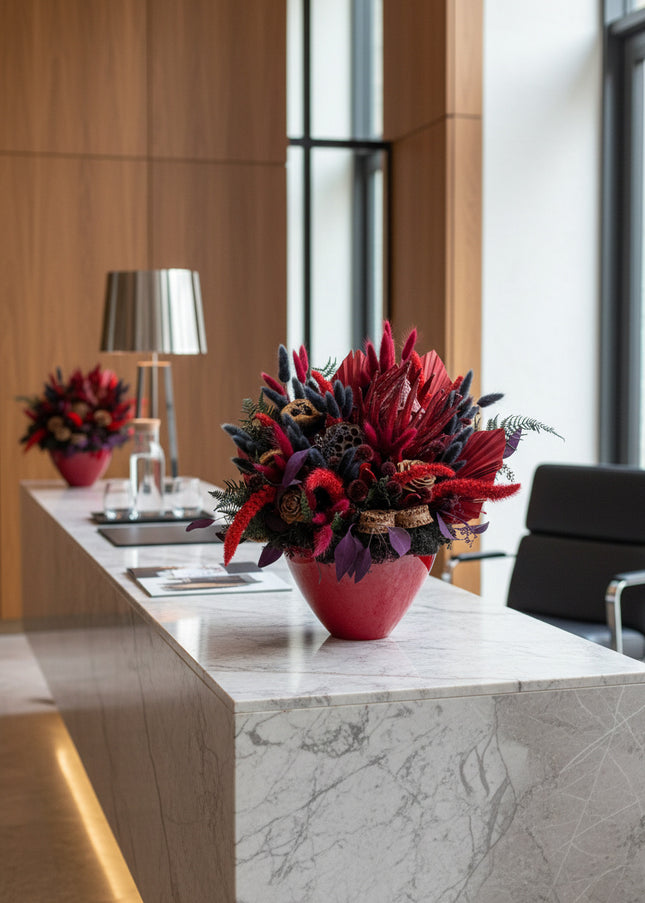 Aranjament Floral „Scarlet Royalty” în Vas Bordo – Compoziție Luxury cu Protea King, Evantai Palmier și Accente Negru Abis