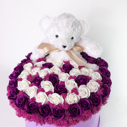 Aranjament Lux Trandafiri Săpun Mov-Alb, Ursulet Pufos