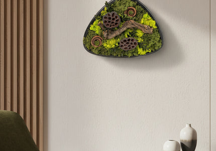 Terariu Biophilic „Emerald Basin” – Aranjament Handmade cu Licheni Stabilizați și Lotus în Vas Ceramic Triunghiular