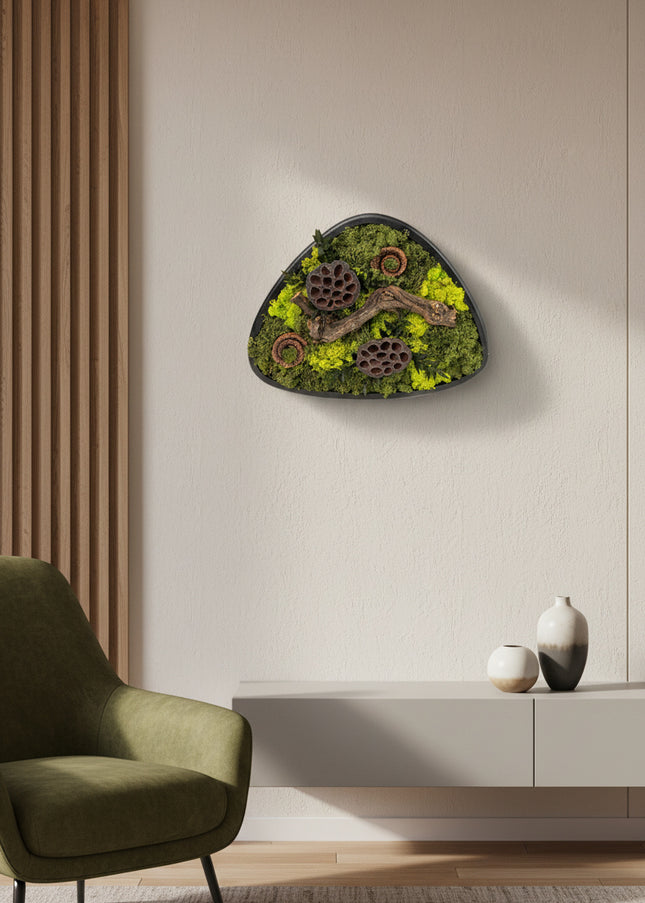 Terariu Biophilic „Emerald Basin” – Aranjament Handmade cu Licheni Stabilizați și Lotus în Vas Ceramic Triunghiular
