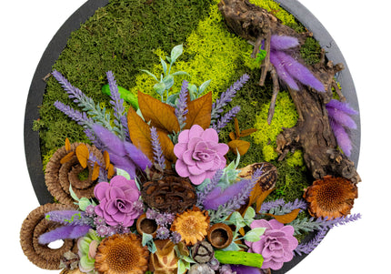 Tablou decorativ „Purple Forest” – aranjament decorativ cu mușchi și flori