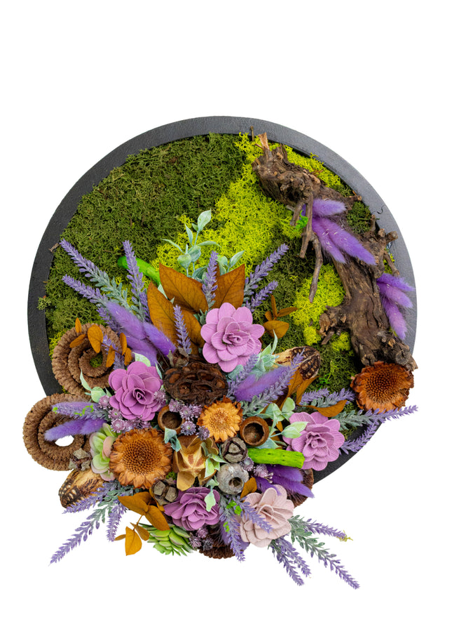 Tablou decorativ „Purple Forest” – aranjament decorativ cu mușchi și flori
