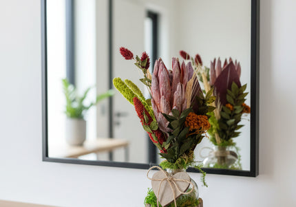 Mini-Aranjament Floral „Protea Soul” în Suport de Scoarță – Decor cu Floare Protea, Licheni și Accente Verzi