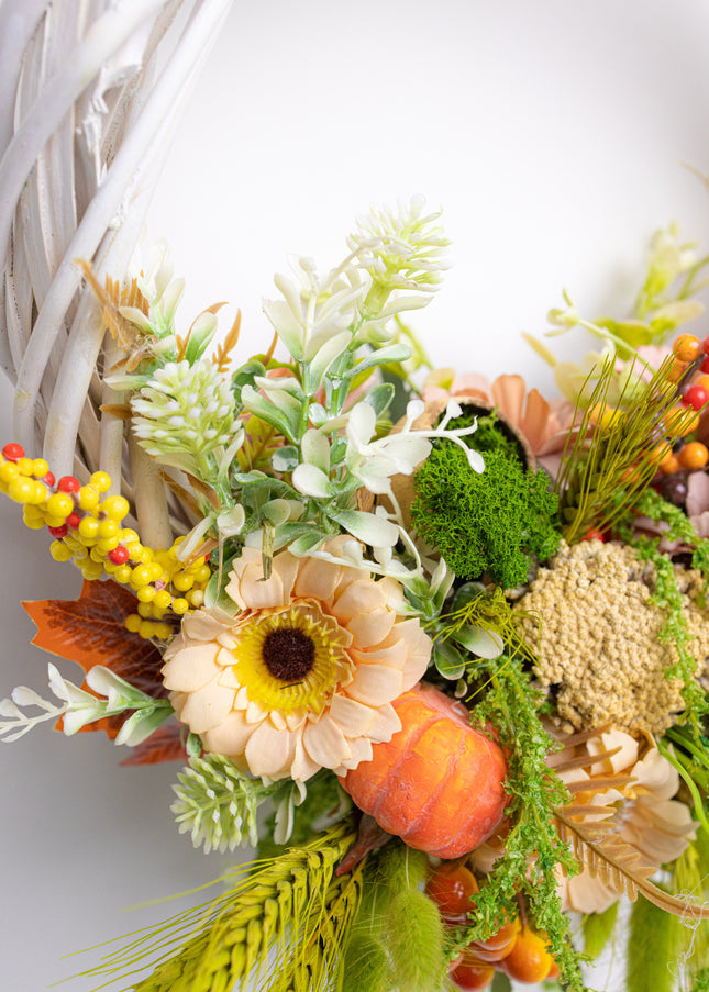 Coroniță Florală „Autumn Harvest” – Aranjament Handmade pe Bază de Răchită Albă, Design Bogat cu Plante Uscate