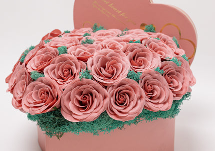 Aranjament "Pink Serenity" în Cutie Inimă Roz Pastel