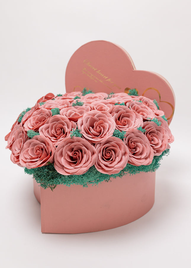 Aranjament "Pink Serenity" în Cutie Inimă Roz Pastel