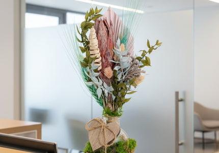 Aranjament Floral „Soft Serenity” pe Bază de Lemn – Creație Handmade cu Protea Roz, Palmier Pastel și Accente Turcoaz