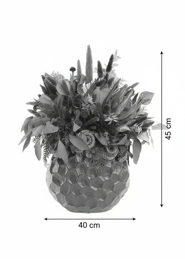 Aranjament Floral „Crimson Night” în Vas Negru Texturat – Compoziție Luxury cu Protea King, Plante Criogenate și Accente Gotic-Chic