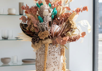 Aranjament Floral „Boho Azure” în Vază Ceramică Texturată – Compoziție Handmade cu Protea, Eucalipt Arămiu și Accente Turcoaz