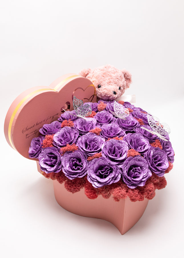Aranjament Inimă Roz cu 47 Trandafiri Imperiali Mov (Glitter), Ursulet & Fluturi
