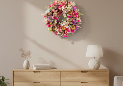 Coroniță Florală „Wildflower Celebration” – Aranjament Handmade Bogat cu Flori Uscate, Criogenate și Accente Boho