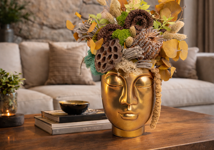 Aranjament Floral „Zen Reflection” în Vas Sculptural Auriu – Compoziție Handmade cu Lotus, Banksia și Licheni Vibrant