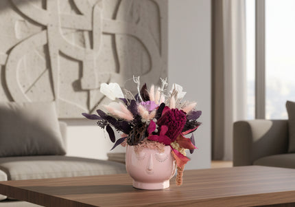 Aranjament Floral „Pink Reverie” în Vas Sculptural Roz – Decor Handmade cu Banksia Purpurie, Flori Criogenate și Accente Catifelate