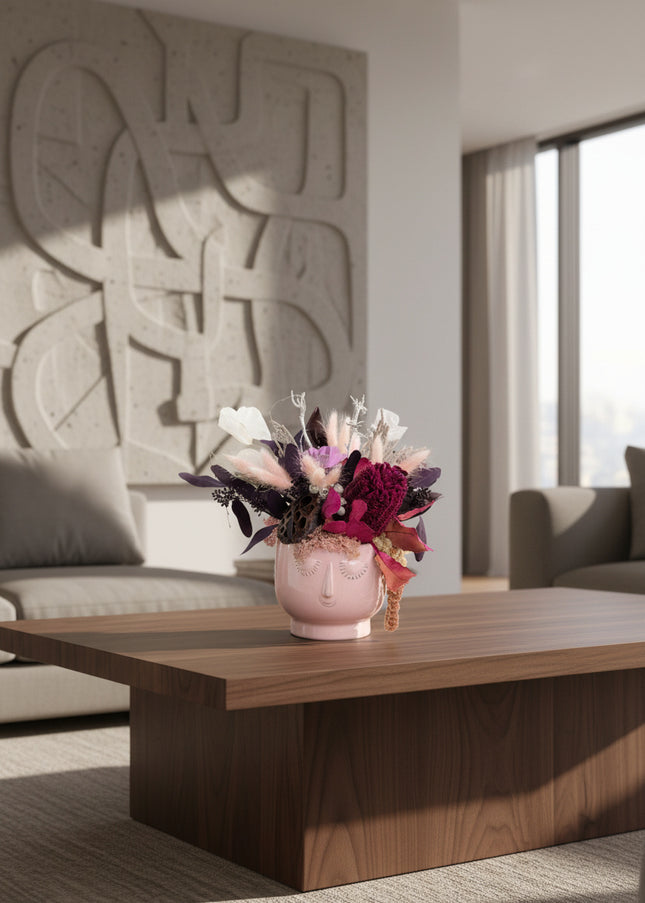 Aranjament Floral „Pink Reverie” în Vas Sculptural Roz – Decor Handmade cu Banksia Purpurie, Flori Criogenate și Accente Catifelate