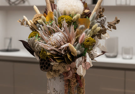 Aranjament Floral „Autumn Majesty” în Vază Ceramică Texturată – Compoziție Premium cu Protea King, Banksia și Accente Aurii