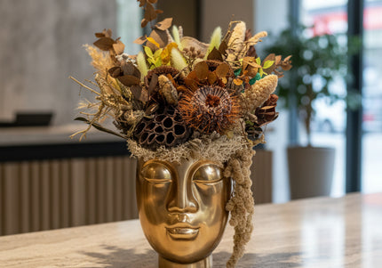 Aranjament Floral „Earthly Muse” în Vas Sculptural Auriu – Creație Handmade cu Banksia, Lotus și Texturi Organice Neutre