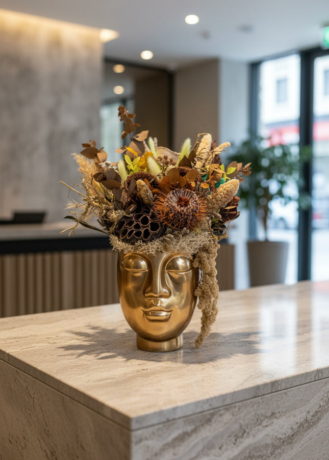Aranjament Floral „Earthly Muse” în Vas Sculptural Auriu – Creație Handmade cu Banksia, Lotus și Texturi Organice Neutre