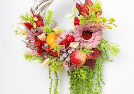 Coroniță Handmade „Autumn Harmony” – Aranjament Floral pe Bază de Răchită Albă cu Flori Roz-Bordo și Elemente de Recoltă