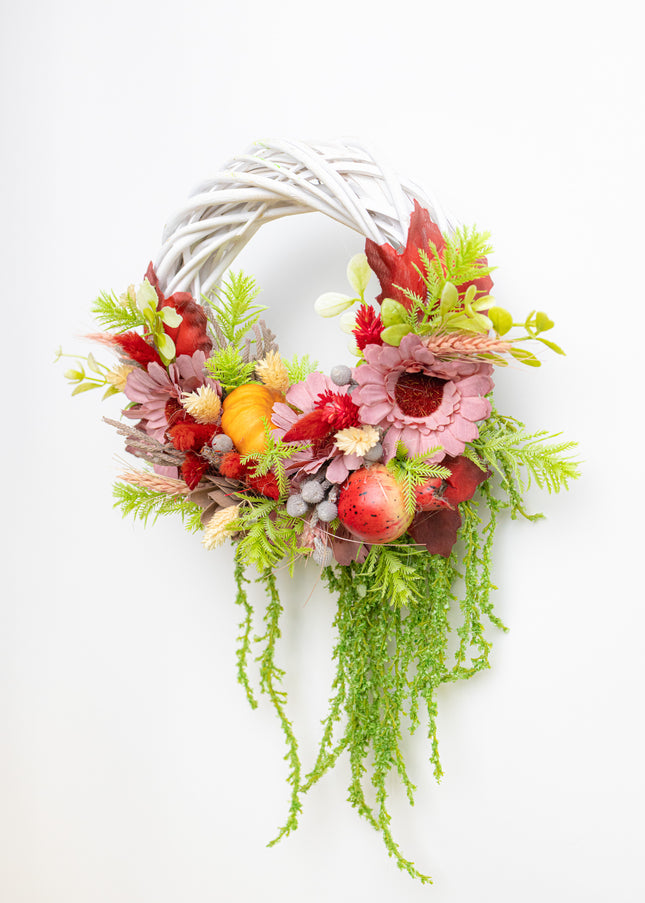 Coroniță Handmade „Autumn Harmony” – Aranjament Floral pe Bază de Răchită Albă cu Flori Roz-Bordo și Elemente de Recoltă