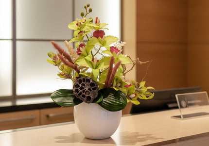Aranjament Floral „Emerald Orchid” în Vas Ceramic Alb – Compoziție Handmade cu Orhidee Verzi, Lotus și Accente Naturale
