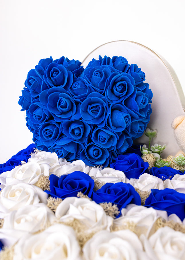 Aranjament Inimă Lux Trandafiri Săpun Albastru-Alb & Ursulet