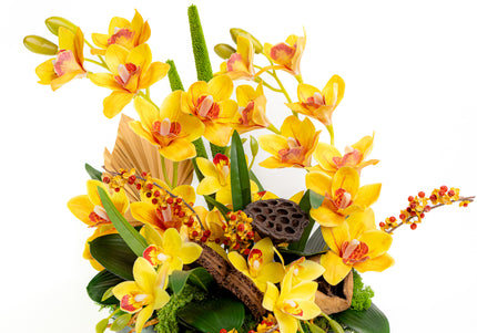 Aranjament Floral „Solar Orchid” în Vas Ceramic Negru – Decor de Lux cu Orhidee Galbene, Ilex și Accente Botanice Exotice