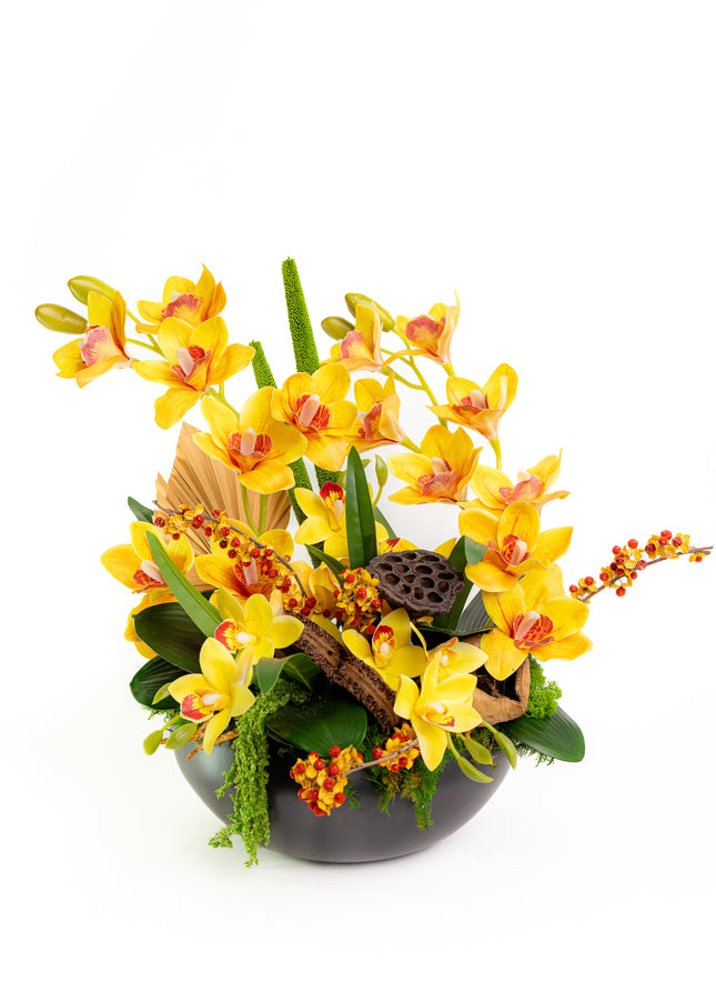 Aranjament Floral „Solar Orchid” în Vas Ceramic Negru – Decor de Lux cu Orhidee Galbene, Ilex și Accente Botanice Exotice